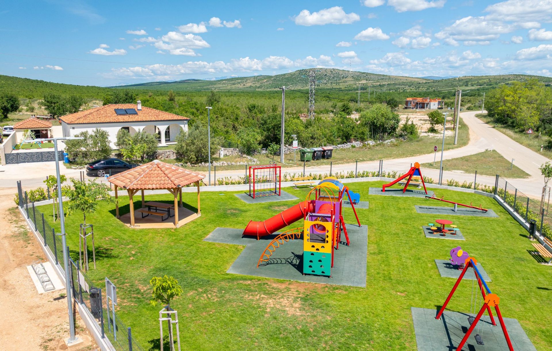Pogled na vilu i privatno dječje igralište